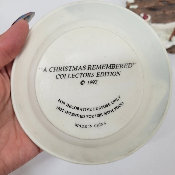 Vintage “A Christmas Remembered” Hand Painted DecorativePlate and stand 1997 - Picture 6 of 16